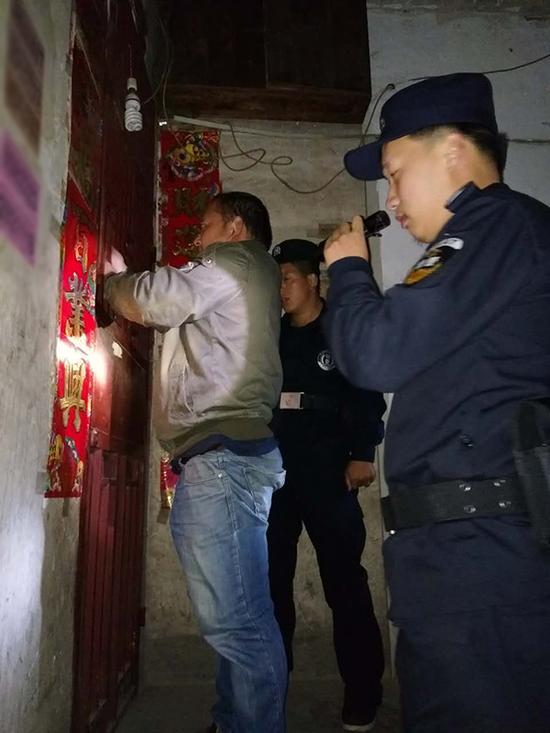 琼山粗心妈妈误将幼女锁家中 民警全城寻开锁师傅开门