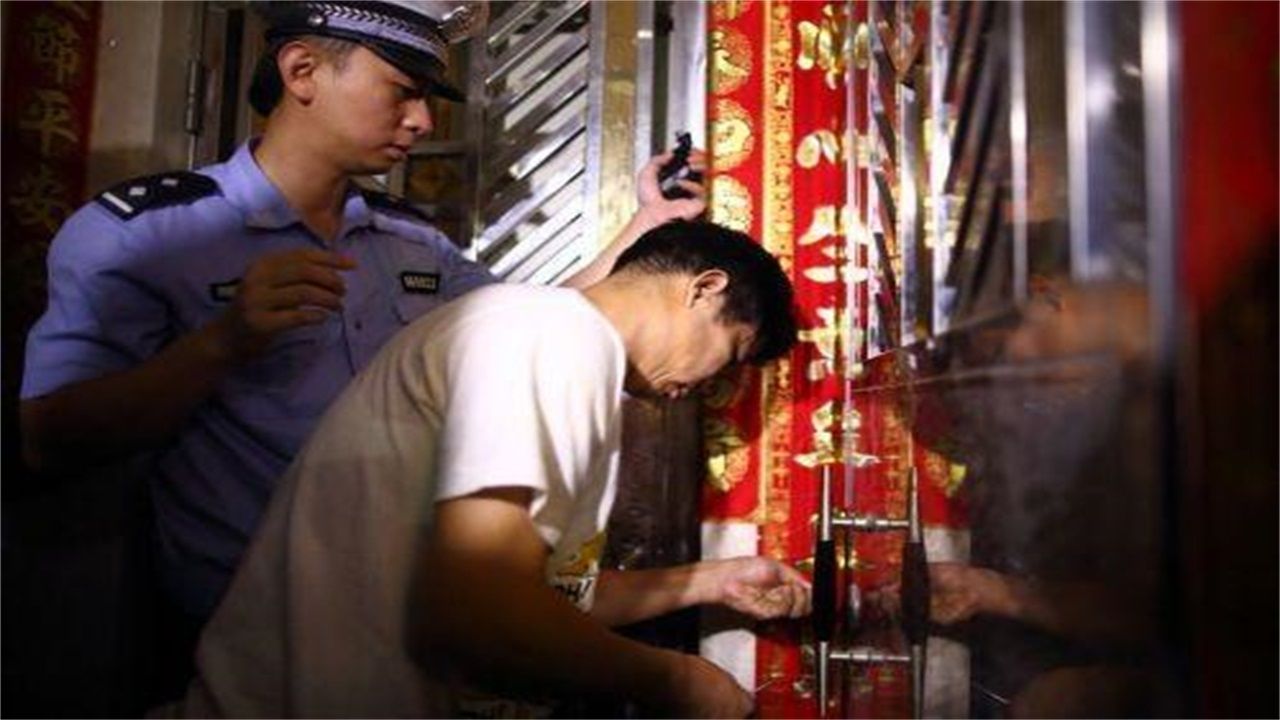 琼山请开锁师傅开了锁后，师傅为什么一般都不进门，就算主人请也不进去？